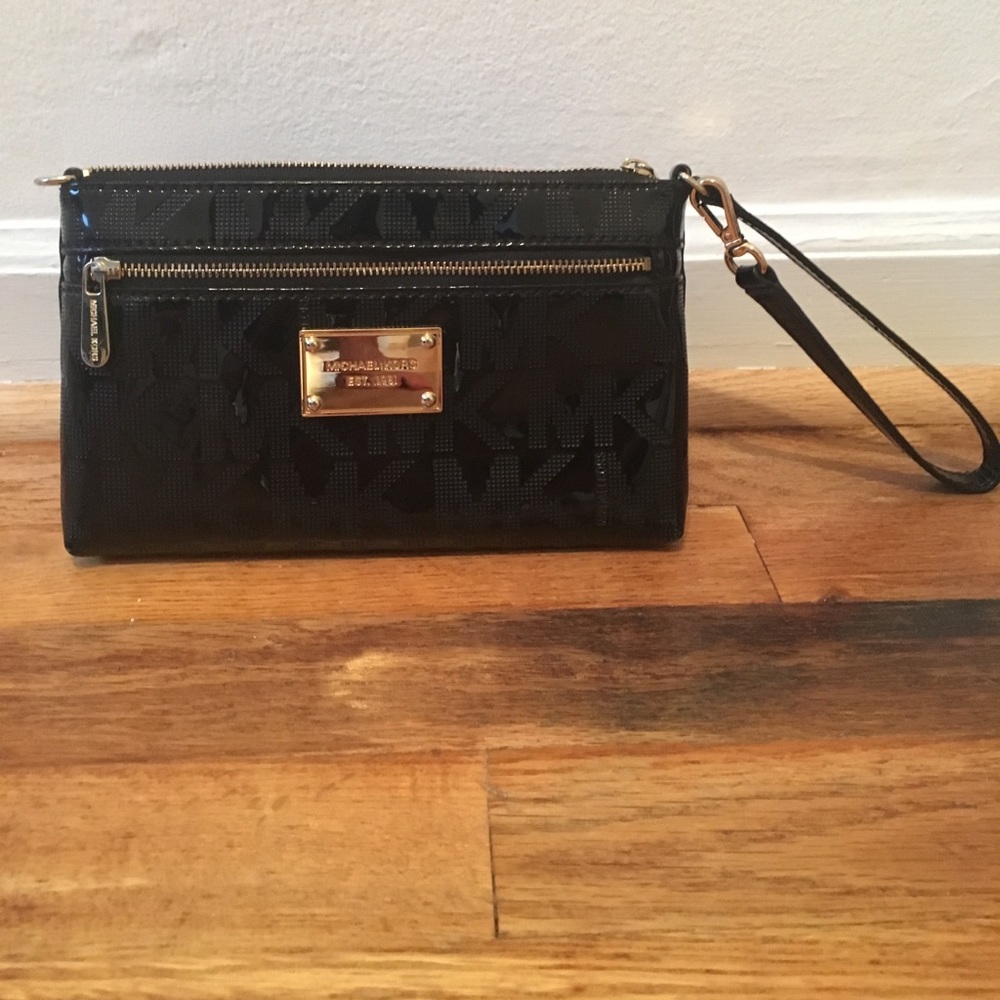 Michael Kors Wristlet pretty black with gold emblem